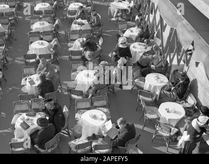 Reportage Berlin Beschreibung: Berlin, die Terrasse des Cafés Kranzler am Kurfustendamm von oben gesehen. Datum: November 1935 Standort: Berlin, Deutschland, Kurfürstendamm Schlüsselwörter: Cafés, Straßenbilder, Terrassen Stockfoto