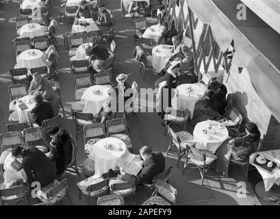 Reportage Berlin Beschreibung: Berlin, Kurfürstendamm. Terrasse des Cafe Kranzler Datum: 1. Januar 1926 Standort: Berlin, Deutschland, Kurfürstendamm Schlüsselwörter: Cafés, Publikum, Stühle, Tische, Terrassen Stockfoto