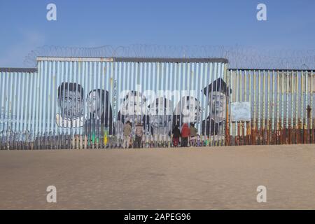 Tijuana Baja California, Mexiko - 18. Januar 2020. Die Menschen sprechen mit ihrer Familie zwischen der Grenze, die die Vereinigten Staaten und Mexiko zwischen den anderen teilt Stockfoto