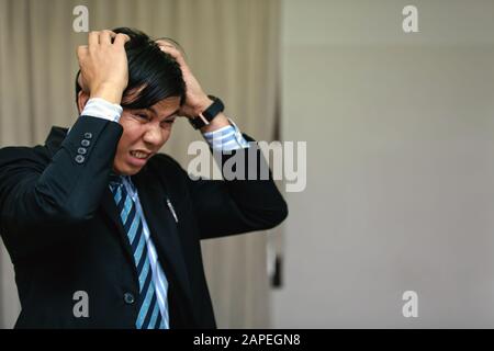 Männer tragen einen stressigen schwarzen Anzug. Stockfoto