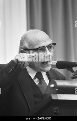 Diskussion Gesellschaftsvertrag in der unteren Kammer, den Uyl das Wort (Überschrift) Datum: 31. Oktober 1972 Schlüsselwörter: Politischer Personenname: Uyl, Joop den Stockfoto