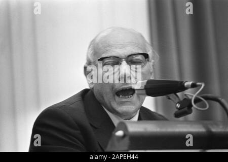 Diskussion Gesellschaftsvertrag in der unteren Kammer, den Uyl das Wort (Überschrift) Datum: 31. Oktober 1972 Schlüsselwörter: Politischer Personenname: Uyl, Joop den Stockfoto