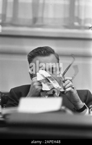 Diskussion Gesellschaftsvertrag im Unterhaus, Nelissen poliert Brille Datum: 31. Oktober 1972 Schlagwörter: Politisch Stockfoto