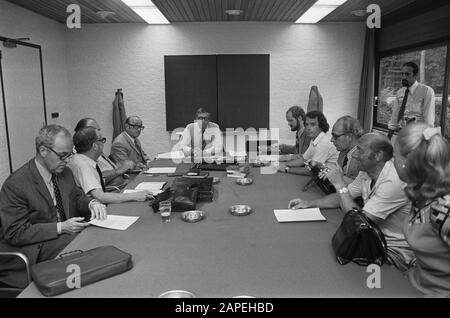 Sektion Paid Football KNVB trifft sich in Zeist über die Abfahrt Johan Cruijff nach Barcelona, Sektion Board trifft auf Datum: 16. August 1973 Ort: Utrechter, Zeist Schlüsselwörter: STARD, Sport, Meetings, Fußball persönlicher Name: Cruijff, Johan Stockfoto