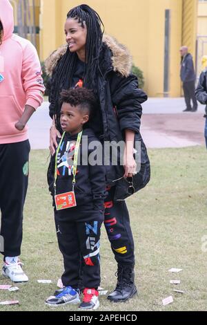 Kississimee, Florida, USA. Januar 2020. Ciara mit ihrem Sohn Future Wilson während der NFC-Praxis, Mittwoch, 22. Januar 2020, in Kissimmee, Fla. (Foto von IOS/ESPA-Images) Credit: European Sports Photographic Agency/Alamy Live News Stockfoto