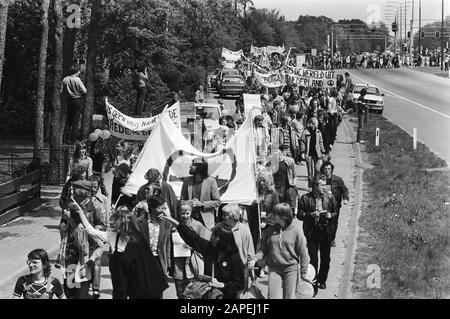 Demonstration in Soesterberg gegen Atomwaffen und Atomwaffenlager am Flughafen Soesterberg Beschreibung: Demonstrationen, Atomwaffen, Banner, Utrechter Datum: 18. Mai 1979 Ort: Soesterberg, Utrechter Schlüsselwörter: Demonstrationen, Atomwaffen, Banner Stockfoto