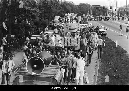 Demonstration in Soesterberg gegen Atomwaffen und Atomwaffenlager am Flughafen Soesterberg Beschreibung: Demonstrationen, Atomwaffen, Banner, Utrechter Datum: 18. Mai 1979 Ort: Soesterberg, Utrechter Schlüsselwörter: Demonstrationen, Atomwaffen, Banner Stockfoto