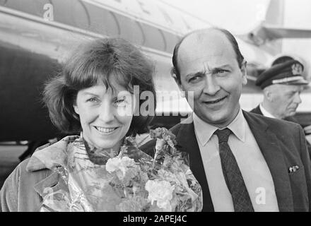 Ankunft in Schiphol des tschechisch-britischen Regisseurs Karel Reisz und seiner Frau, der amerikanischen Schauspielerin Betsy Blair; Stockfoto