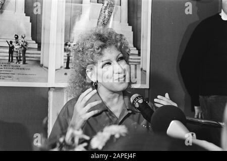 Bette Midler gibt eine Pressekonferenz am Theater in Amsterdam wegen des Films Divine Madness Date: 24. Januar 1981 Ort: Amsterdam, Noord-Holland Schlagwörter: Schauspieler, Film, Pressekonferenzen persönlicher Name: Midler, Bette Stockfoto