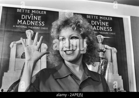 Bette Midler gibt eine Pressekonferenz am Theater in Amsterdam wegen des Films Divine Madness Date: 24. Januar 1981 Ort: Amsterdam, Noord-Holland Schlagwörter: Schauspieler, Film, Pressekonferenzen persönlicher Name: Midler, Bette Stockfoto