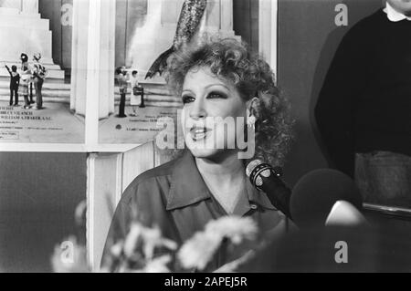 Bette Midler gibt eine Pressekonferenz am Theater in Amsterdam wegen des Films Divine Madness Date: 24. Januar 1981 Ort: Amsterdam, Noord-Holland Schlagwörter: Schauspieler, Film, Mikrofone, Pressekonferenzen persönlicher Name: Midler, Bette Stockfoto