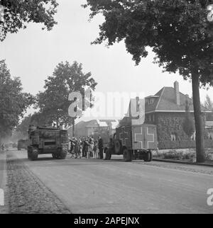 Befreiung Nordbrabants auf dem Korridor Bergeijk - Valkenswaard - Aalst - Eindhoven Beschreibung: Bevölkerung begrüßt Armeeeinheiten der Irish Guards Datum: 18. September 1944 Ort: Aalst, Noord-Brabant Schlüsselwörter: Befreiung, Dörfer, Soldaten, Straßen, Panzer Stockfoto