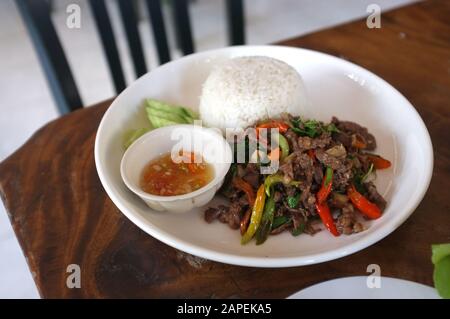 Reis mit gebratenem Rindfleisch und Basilikum und frittiertem Ei, Gesundes Essen, Bio-Lebensmittel Stockfoto