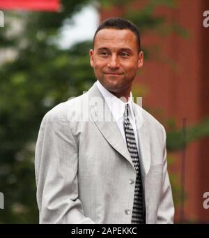 St. LOUIS - 14. Jul: New York Yankees Shortstop Derek Jeter nimmt am 14. Juli 2009 in St. Louis, Missouri, an der roten Teppich-Zeremonie im Buschstadion wahr. Stockfoto