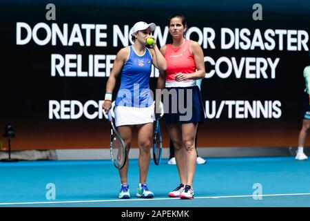 Melbourne, Australien. Januar 2020. Tennis: Grand Slam, Australian Open. Damen, Doppel, 1. Runde, Barty/Görges (Australien/Deutschland) - Moore/Sharma (Australien/Australien). Julia Görges (r) und Ashleigh Barty in Aktion. Credit: Frank Molter / dpa / Alamy Live News Stockfoto