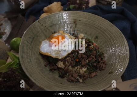 Reis mit gebratenem Rindfleisch und Basilikum und frittiertem Ei, Gesundes Essen, Bio-Lebensmittel Stockfoto