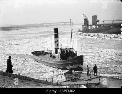 Ankunft in Vreeswijk durch das Eis des Tug de Cologneship II, das der Service Vreeswijk - Vianen am Fluss Lek unterholz. Datum: 6.Januar 1947 Ort: Vreeswijk Schlüsselwörter: An- und Abreise, Eisbrecher, Fähren Stockfoto