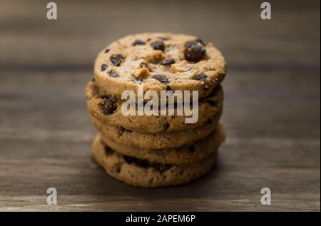 Klassische Schokoladenchip-Plätzchen vor Holzhintergrund. Stockfoto