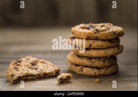Klassische Schokoladenchip-Plätzchen vor Holzhintergrund. Stockfoto