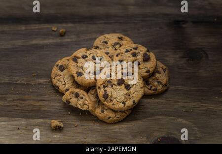 Klassische Schokoladenchip-Plätzchen vor Holzhintergrund. Stockfoto