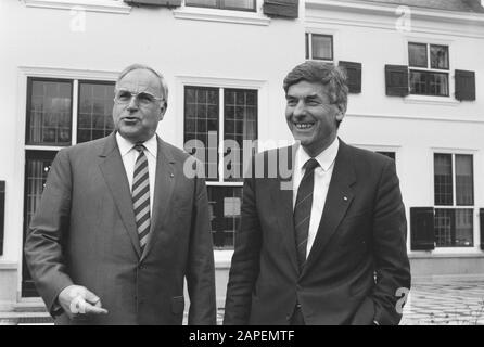 Besuchen Sie Bundeskanzler Helmut Kohl, Helmut Kohl und Premier Lubbers im Garten des Catshuis Datum: 30. November 1987 Stichwörter: Besuche persönlicher Name: Helmut Kohl, Lubbers, Ruud Stockfoto