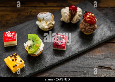 Auswahl an verschiedenen Dessertgebäck süßen Mini-Kuchen und Tortlets. Stockfoto