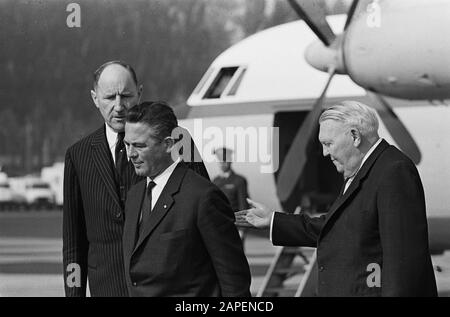 Besuch von Minister Marijnen und Minister Luns in Westdeutschland, Ankunftsflughafen Datum: 1. Oktober 1964 Standort: Deutschland Stichwörter: Ankunft, Besuche, Flughäfen Personenname: LUNs, J.A.M. H., Luns, Joseph, Marijnen, Victor Stockfoto