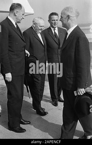 Besuch von Minister Marijnen und Minister Luns in Westdeutschland, Ankunftsflughafen Datum: 1. Oktober 1964 Standort: Deutschland Stichwörter: Ankunft, Besuche, Flughäfen Personenname: LUNs, J.A.M. H., Luns, Joseph, Marijnen, Victor Stockfoto