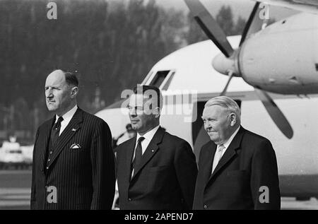 Besuch von Minister Marijnen und Minister Luns in Westdeutschland, Ankunftsflughafen Datum: 1. Oktober 1964 Standort: Deutschland Stichwörter: Ankunft, Besuche, Flughäfen Personenname: LUNs, J.A.M. H., Luns, Joseph, Marijnen, Victor Stockfoto