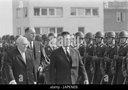 Besuch von Minister-Präsident Marijnen und Minister Luns zum Flughafen Westdeutschland Ankunft von Minister-Präsident Marijnen, Luns und Erhard Datum: 1. Oktober 1964 Standort: Deutschland Stichwörter: Ankunft, Besuche, Flughäfen persönlicher Name: Erhard, Luns, J.A.M.H., Luns, Joseph, Ministerratspräsident Marijn Stockfoto