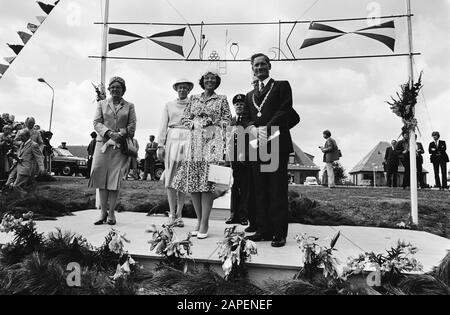 Besuchen Sie Königin Beatrix in der Gemeinde Wieringermeer t.g.v. 50 Jahre Trockenfallen Wieringermeerpolder Beschreibung: Besuch am 21. August 1980. Der Hochbesuch wird von den Kreilerorden herzlich begrüßt, von links Frau Van Riel-Hooykaas (secr. Van H.M.), Frau Goudswaard-Blom (Lady in Waiting), H.M. de Queen, Kommissar der Königin in Nordholland, Herr R.J. de Wit (oblikely Behind) Bürgermeister J.F.G. Knorr. Datum: 21.August 1980 Ort: Kreileroord, Noord-Holland, Wieringermeer Schlüsselwörter: Besuche, Bürgermeister, Beauftragte der Königin, Gedenkfeiern, Königinnen Personenname: Beatrix, Königin, Knorr J.F.G. Stockfoto