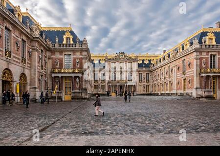 Versailles, FRANKREICH - 05. November 2013: Marmorhof des Schlosses Versailles in einem Regensturm. Stockfoto