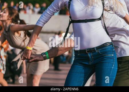 Moskau, Russland - 09. Mai, 2015: die Menschen tanzen draußen im Park auf Pushkinskaya Damm am sonnigen Tag. Stockfoto