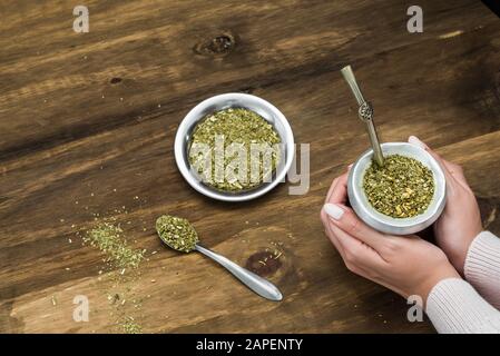 Junge Frau trinkt traditionellen argentinischen Yerba Mate Tee. Stockfoto