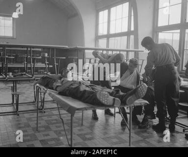 Besuch von Pressevertretern des Depots Mobile Colonnes im Lager Laren, Behandlung von Verwundeten Datum: 17. Juni 1958 Schlüsselwörter: WONDED, Behandlungen, Besuche persönlicher Name: Camp Laren Stockfoto