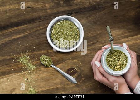 Junge Frau trinkt traditionellen argentinischen Yerba Mate Tee. Stockfoto