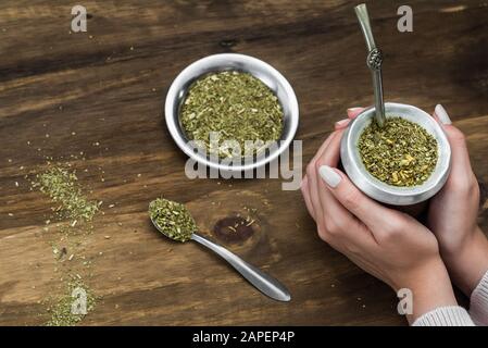 Junge Frau trinkt traditionellen argentinischen Yerba Mate Tee. Stockfoto