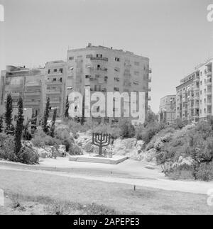 Israel 1964-1965: Jerusalem (Jerusalem), Straßenbilder Beschreibung: Besucher der 5 Meter hohen menora auf der Straße, von der gegenüberliegenden Knesset (parlamentsgebäude) aus gesehen Anmerkung: A menora ist ein siebenarmiger Kerzenleuchter und das antike Symbol für das hebräische Volk (auch es ist eines der ältesten Symbole für das Judentum überhaupt) Datum: 1964 Ort: Israel, Jerusalem Schlüsselwörter: Besucher, Kerzenleuchter Stockfoto