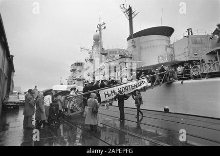 NATO Fleet Association STANAVFORLANT (Standing Naval Force Atlantic) in Amsterdam für Besucher Beschreibung: Besucher eines der Fregatten Datum: 4. Dezember 1981 Standort: Amsterdam, Noord-Holland Schlüsselwörter: Fregatten, öffentlich Stockfoto