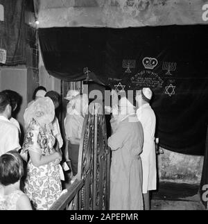 Israel 1964-1965: Jerusalem (Jerusalem), Kirchen und Kloster Beschreibung: Besucher stehen vor einem Zaun im Grabsteinraum Anmerkung: Das Grab befindet sich im Erdgeschoss und dient heute als Synagoge und Betraum. Der Grabstein ist mit einem Samttuch bedeckt und darauf Tora-Kronen aus Synagogenkreisen jüdischer Gemeinden, der Grabstein selbst hat Aufschriften und Verzierungen aus der Kreuzfahrerzeit. Die Letzte Abendmahlshalle und das Grab Davids befinden sich im selben Gebäude Datum: 1964 Ort: Israel, Jerusalem, Berg Zion Schlüsselwörter: Besucher, jüdische Religion, Synagogenbauten, Stockfoto