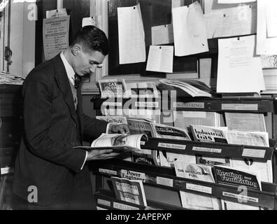 Reportage Watson House, London Beschreibung: Bibliothek im Watson House: Die Fabrik der Gas Light & Coke Company in London Datum: 1933 Ort: England, London Schlüsselwörter: Bibliotheken, Bücher, Männer, Bildung, Schulen Stockfoto