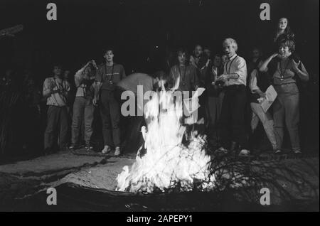 Bhagwan-Bewegung in Amsterdam wird im Namen von Bhagwan das Buch der Rajneeshis brennen Datum: 30. September 1985 Ort: Amsterdam, Noord-Holland Schlüsselwörter: Bücher persönlicher Name: Bhagwan Stockfoto