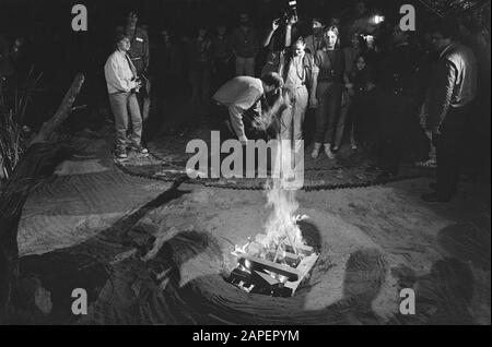 Bhagwan-Bewegung in Amsterdam wird im Namen von Bhagwan das Buch der Rajneeshis brennen Datum: 30. September 1985 Ort: Amsterdam, Noord-Holland Schlüsselwörter: Bücher persönlicher Name: Bhagwan Stockfoto