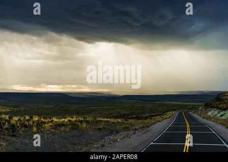 Hintergrund von Regen, dunklen Wolken, Steppen und Bergen in Patagonien, Argentinien. Stockfoto