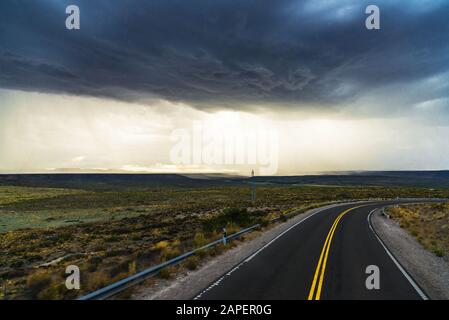 Hintergrund von Regen, dunklen Wolken, Steppen und Bergen in Patagonien, Argentinien. Stockfoto