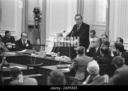 Biesheuvel beantwortet Fragen im Haus, Biesheuvel im Saal Datum: 12. Oktober 1972 Schlüsselwörter: Name der politischen Institution: Zweite Kammer Stockfoto