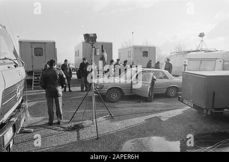 An der niederländisch-belgischen Grenze dürfen Zigeuner wieder in den Niederlanden registriert werden. Autos werden überprüft und Zigeuner in Containerwagen registriert Datum: 15. Januar 1981 Schlagwörter: Autos Stockfoto