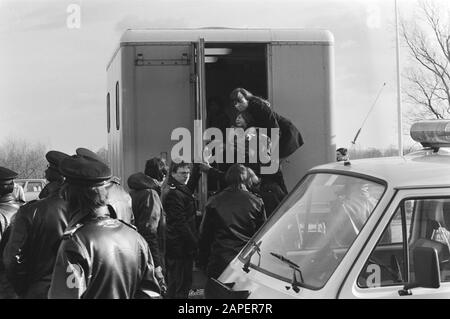 An der niederländisch-belgischen Grenze dürfen Zigeuner wieder in den Niederlanden registriert werden. Zigeunermädchen wird Container vertrieben Datum: 15. Januar 1981 Ort: Belgien, Niederlande Schlüsselwörter: Container, Grenzübergänge, Mädchen, Polizisten, Zigeuner Stockfoto