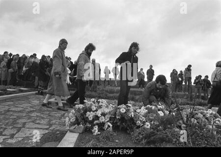 Gedenken an die Widerstandsfrau Hanny Schaft auf dem Ehrenfriedhof in Overveen Beschreibung: Auf der Kachel von Hannie Schaft Blumen gelegt Anmerkung: Die Designer des Ehrenfriedhofs sind die Architekten Auke Komter und Gerard H. holt. Die Urne gehört Prof. Ludwig Oswald Wenckebach Datum: 29. November 1981 Ort: Noord-Holland, Overveen Schlüsselwörter: Ehrenfriedhöfe, Gedenkstätten, Kränze, Kriegsdenkmälern, Widerstandskämpferinnen Stockfoto