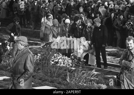 Gedenken an die Widerstandsfrau Hanny Schaft auf dem Ehrenfriedhof in Overveen Beschreibung: Auf der Kachel von Hannie Schaft Blumen gelegt Anmerkung: Die Designer des Ehrenfriedhofs sind die Architekten Auke Komter und Gerard H. holt. Die Urne gehört Prof. Ludwig Oswald Wenckebach Datum: 29. November 1981 Ort: Noord-Holland, Overveen Schlüsselwörter: Ehrenfriedhöfe, Gedenkstätten, Kränze, Kriegsdenkmälern, Widerstandskämpferinnen Stockfoto